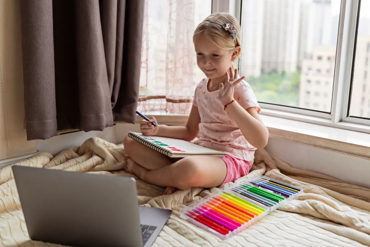 Criança a aprender português europeu online com a iei