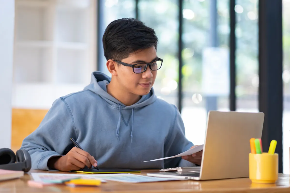 Adolescente a aprender português na escola iei