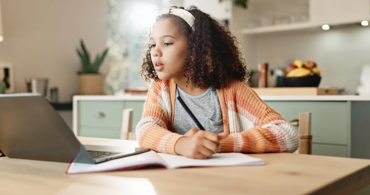 Criança a aprender plh - escola iei